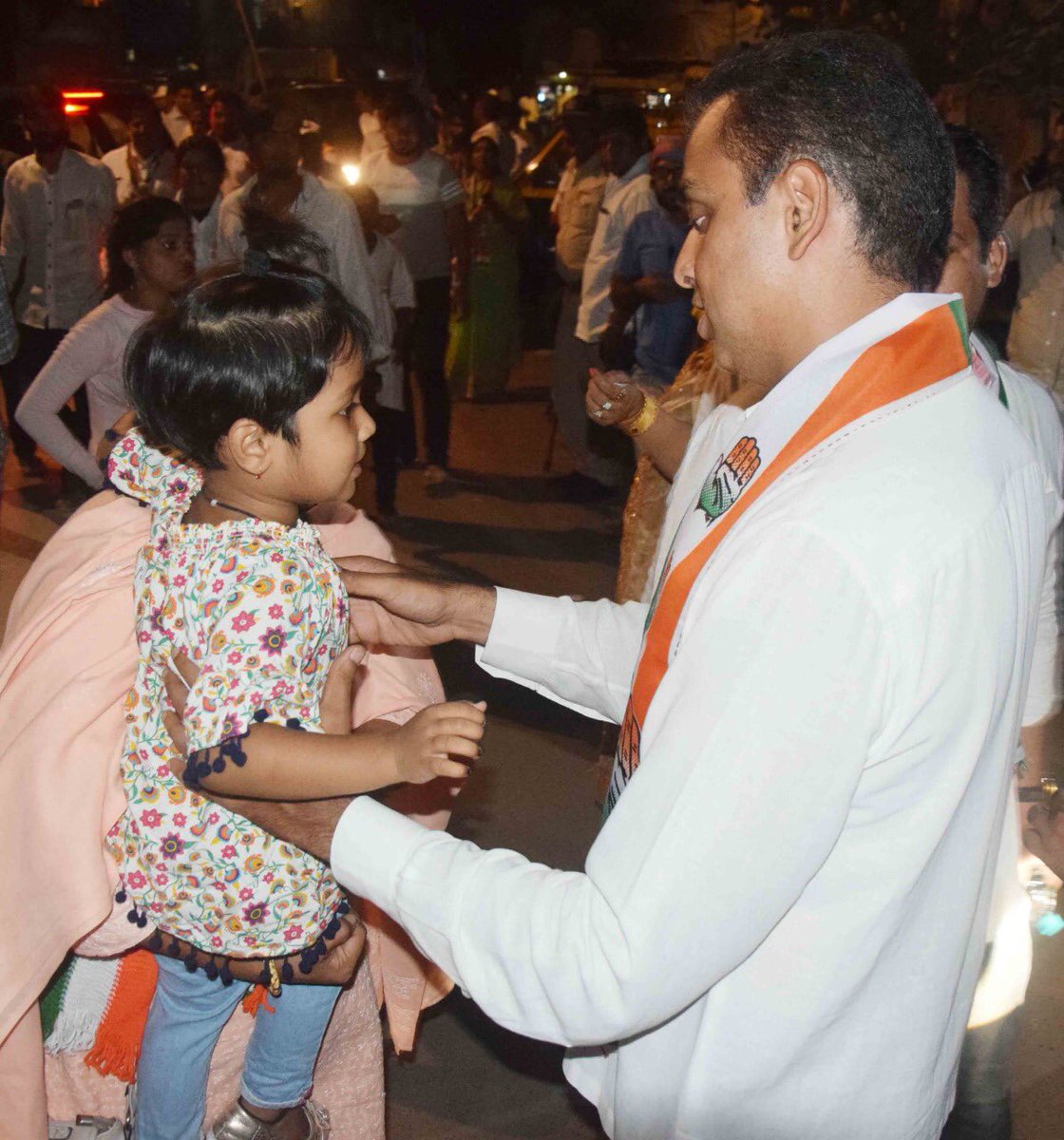ansariowaisNSUI's tweet photo. #NSUISOUTHMUMBAI
Campaigning for Congress(I)-NCP-PRP-RPI(Gavai) Alliance Candidate from Mumbai South Lok Sabha Constituency Shri @milinddeora ji 
with Shri @madhuannachavan Ex.MLA at 
#BycullaAssembly
#MumbaiKaConnection
#MilindForSouthMumbai
@guptar @varunchoudhary2 https://t.co/ipgjzMX1wZ