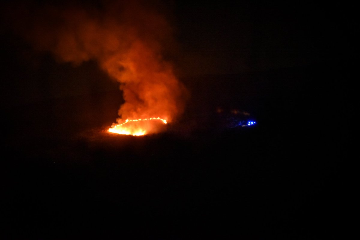SWimagesUK's tweet photo. Wild fire takes hold on grassland near Oxwich, emergency services are close by. Helicopter circling the skies above takes a closer look. #wildfiresuk #wildfires @WalesOnline @visitwales @StormHour @BBCWales @BBCBreaking @ITVWales @oxwich https://t.co/K4yFzlrMMc