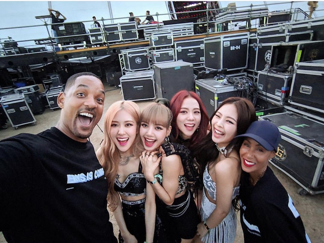 BLACKPINKBRASIL's tweet photo. 📱| Atualização de willsmith com o BLACKPINK no Instagram.

"Corri para o @.blackpinkofficial depois que saí do palco... Eu &amp; Jada somos oficialmente fãs! Amo esse #pixel3 ângulo amplo" https://t.co/H7sOHvOCVW