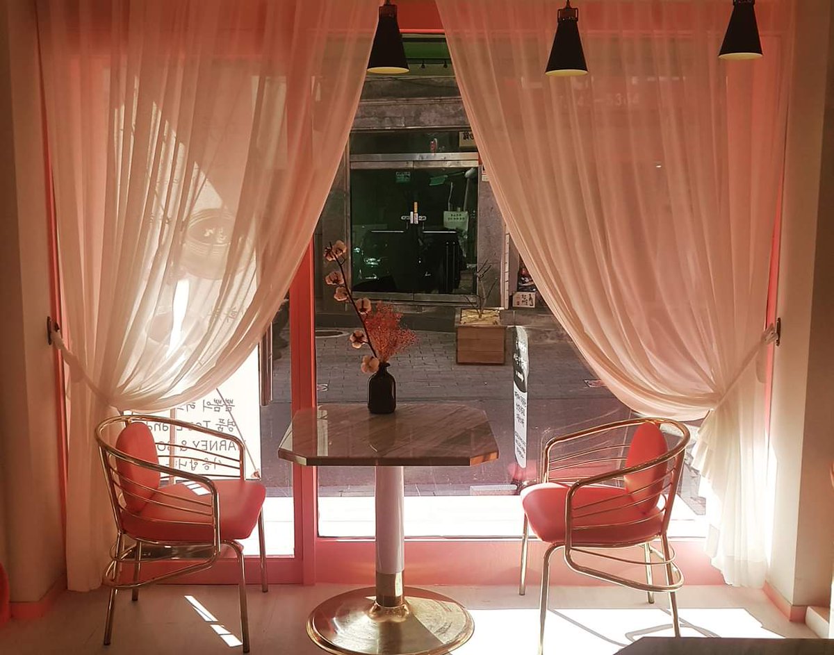 오늘을
다하지 못한
아쉬운 목마름
내일을
기다리면
지친 발걸음
침묵으로 타는 목마름
오늘이 가면
내일이 오지만
긴 기다림 끝
오늘에 머문 나는
침묵으로 살아 온 나날들...
「이기건=침묵」중에서