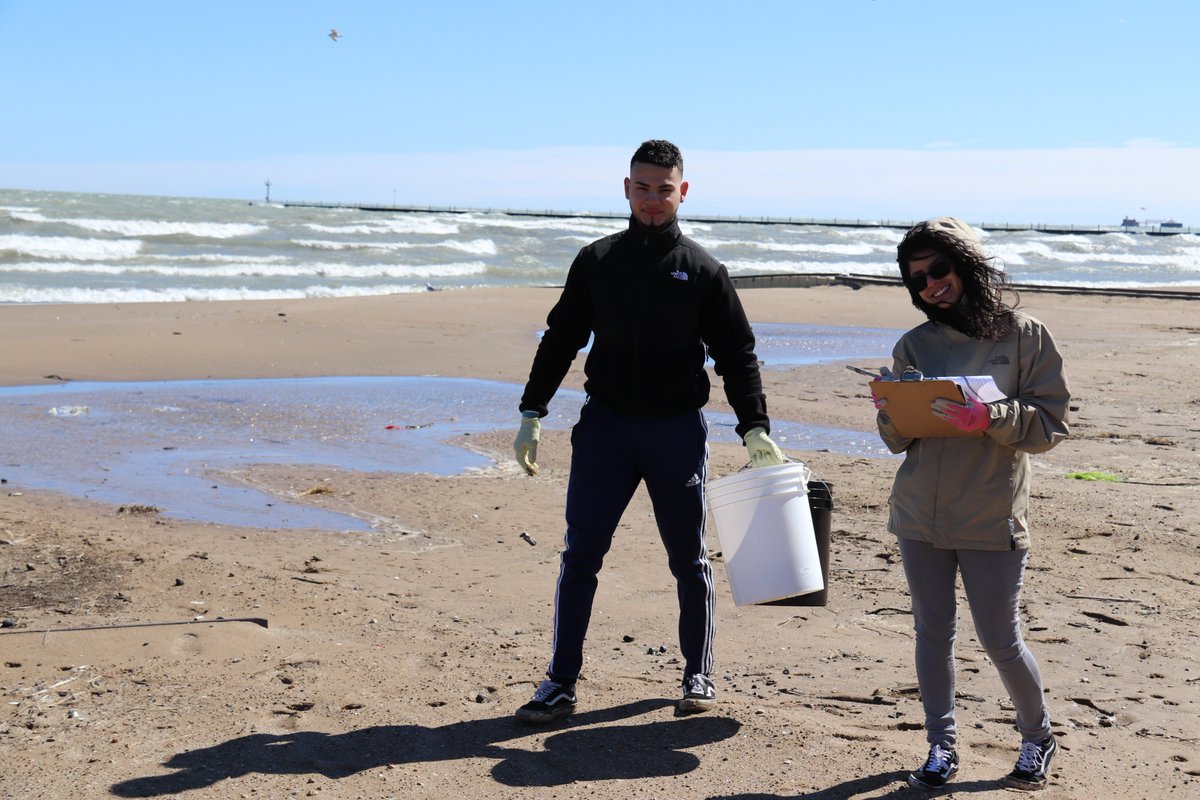 ActWithShedd's tweet photo. A near perfect day for a beach cleanup! Several volunteers braved the strong winds today and joined us for a Great Lakes Action Day at 63rd Street Beach. In two hours, they collected over 100 lbs of trash, keeping it safely out of our water supply and the bellies of local birds. https://t.co/PfkUWTkNA1