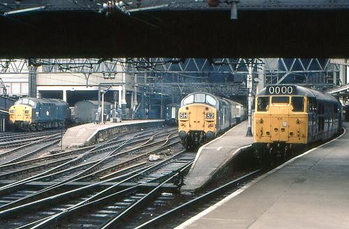 #Thirtysomething's.... #Class31 31266 shares the stage with a pair of #Class37's 37029 37054 #LiverpoolStreet #London on 03/05/76
📷#BarryLewis