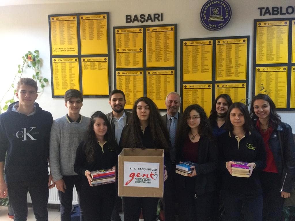firatgencyyd's tweet photo. Dicle Üniversitesi Genç Yeryüzü Doktorları ile ortak projemiz olan "Okuyalım Okutalım" etkinliği kapsamında Diyarbakır Sur ilçesinde belirlediğimiz bir okulda açacağımız kütüphane için okul okul gezip kitap topladık. https://t.co/BKUqG7Gnmd