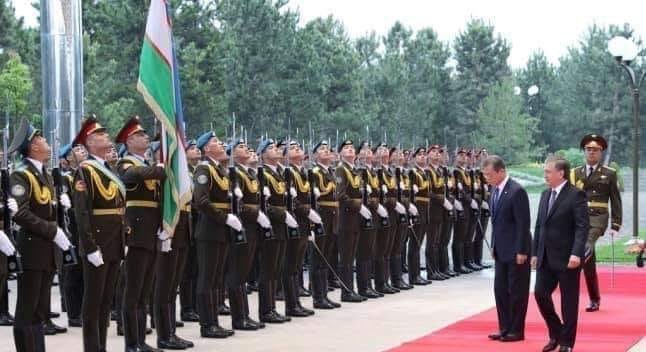 의장대 사열시 국기를 지날 때는 왼쪽 가슴에 오른 손을 대고 그냥 지나가면 되는데 왜 엉거주춤하게 멈춰서 고개를 숙이는지요? #대통령으로서 그렇게 많이 행사를 하고도 매번 헤매는 것 같아 안스럽네요. 국민 자존심도 좀 생각하시고...