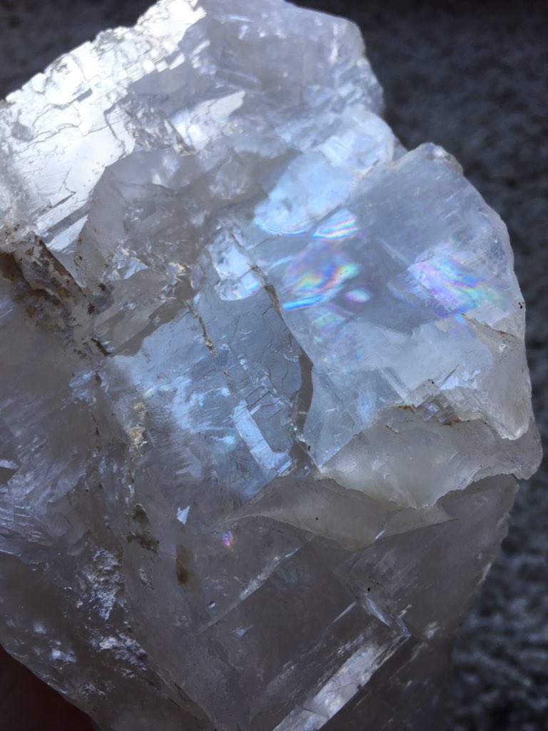 alanagreene's tweet photo. YO HOW DID GOD FIT AN ENTIRE RAINBOW IN THIS PIECE OF CALCITE? 🌈 #magic https://t.co/RdZxUpK6mI