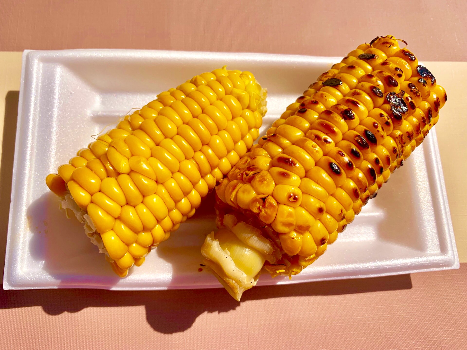 大通公園とうきびワゴン 公式 とうきびワゴンの焼きとうきびは 道民の醤油でおなじみの札幌だし醤油と 北海道産甜菜糖を使ったこだわりのタレを使用しています 細かいところまで北海道を味わってくださいね オープンまであと1日