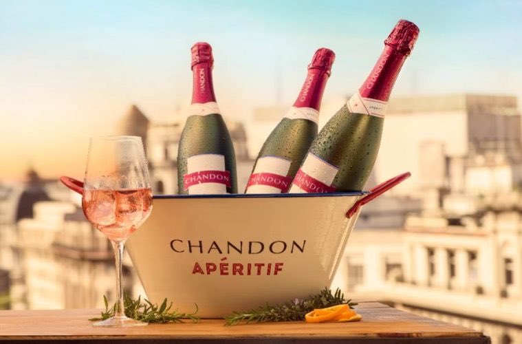 wine_concept's tweet photo. Llegó el nuevo Chandon Apéritif! 🍾

@Chandon_Ar presenta el primer espumante bitter: CHANDON APÉRITIF
Un nuevo producto que inaugura la categoría de espumantes bitter. Fácil de tomar, versátil, fresco y con un toque amargo. Disponible en @wine_concept 

https://t.co/hZaTspctsT https://t.co/uhVNcx6DqN
