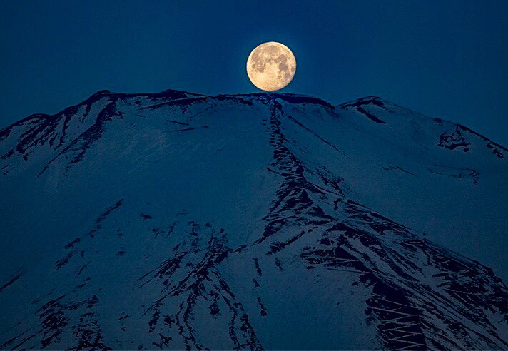 富士山頂の月。