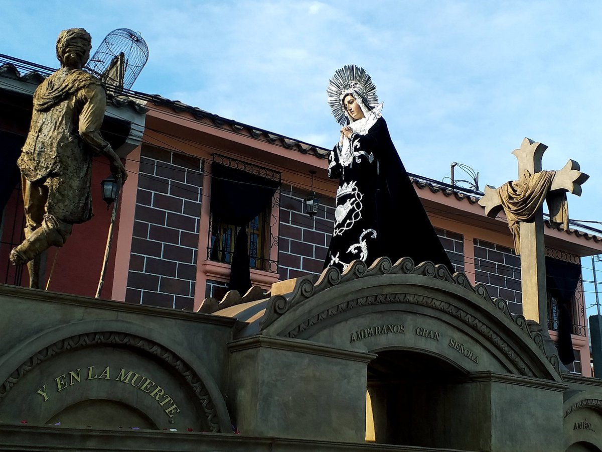 INRIguate's tweet photo. #SanFelipedeJesús la C.I. de la Santísima #VirgendeSoledad del Santuario de la Fe en su Cortejo Procesional de Pésame bendice a fieles que contemplan su paso conmovedor por calles y avenidas #SábadoSanto #SemanaSanta2019 #AntiguaGuatemala #Jocotenango https://t.co/wrkY6Rxtht