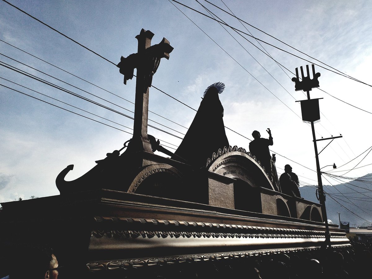 INRIguate's tweet photo. #SanFelipedeJesús la C.I. de la Santísima #VirgendeSoledad del Santuario de la Fe en su Cortejo Procesional de Pésame bendice a fieles que contemplan su paso conmovedor por calles y avenidas #SábadoSanto #SemanaSanta2019 #AntiguaGuatemala #Jocotenango https://t.co/wrkY6Rxtht