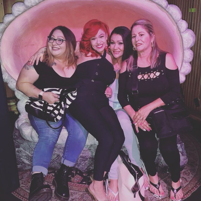 My sisters and momma https://t.co/AzdXEivMlb