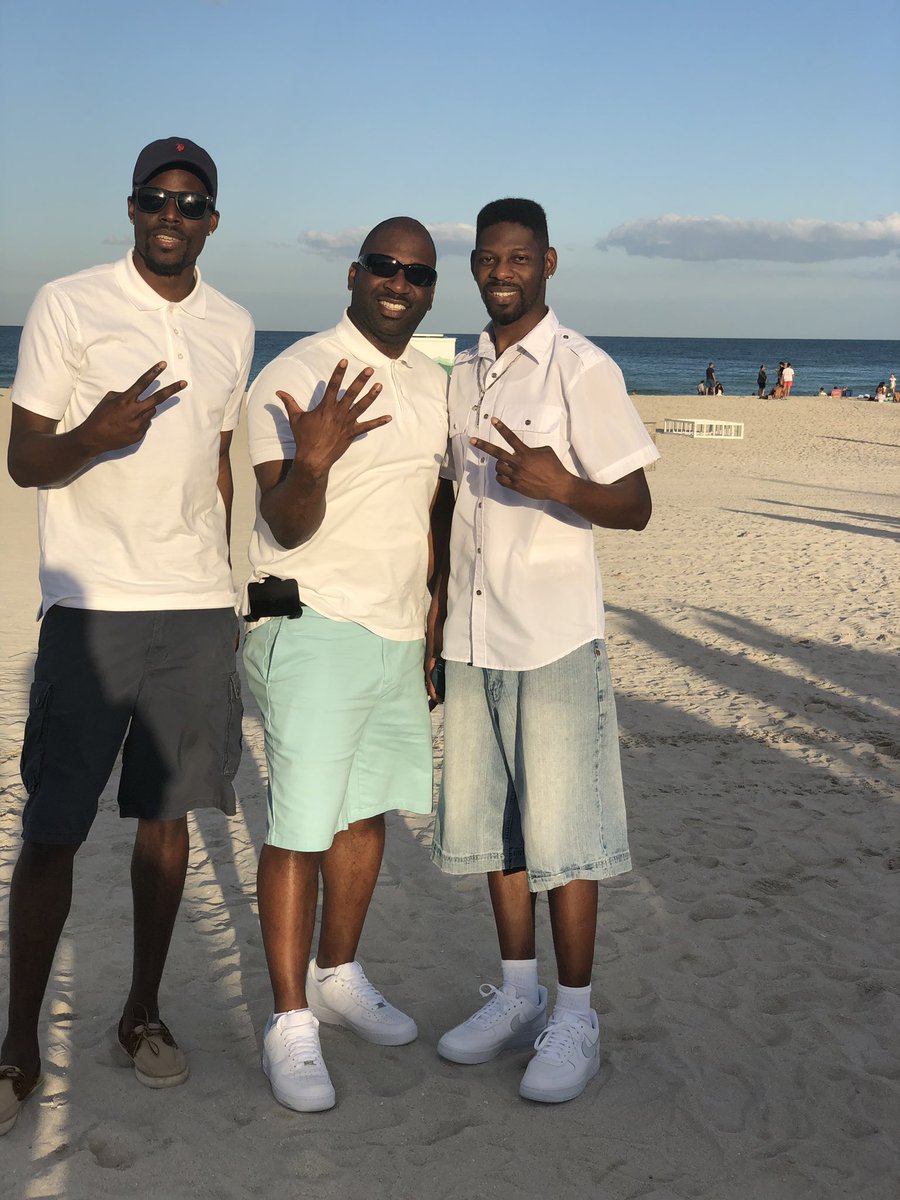vikings10_00's tweet photo. Me and my bros @TremaineKnight and QAK cruise ready tomorrow #252 #dabucket https://t.co/5br2OK6tAW