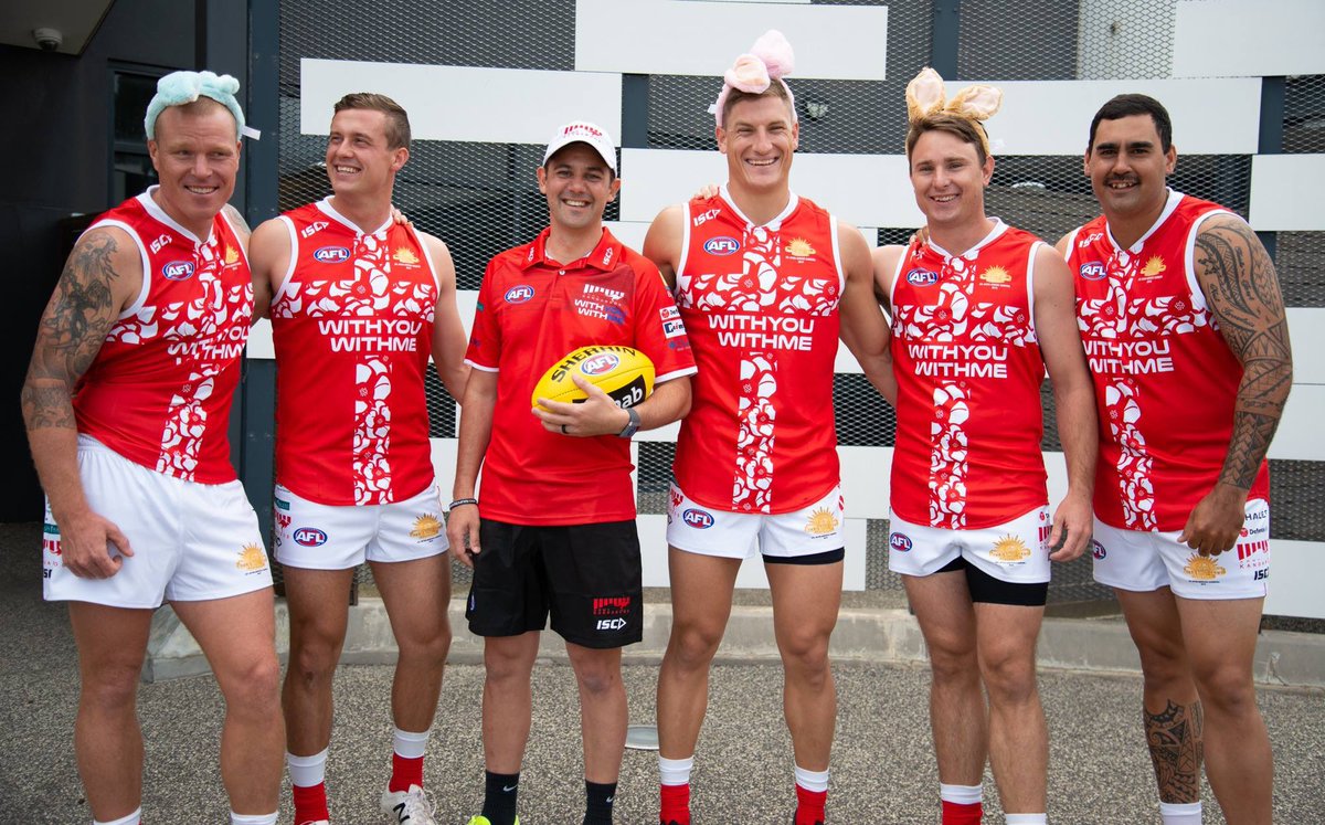 FORCOMDAusArmy's tweet image. Our @AustralianArmy Aussie Rules players are getting in the swing of the Easter long weekend - we hope you are too! #HappyEaster from all the team at #ForcesCommand. A good time to thank families &amp;amp; friends too - we appreciate your support! Have a fantastic break!🐰🐣@comdforcomd