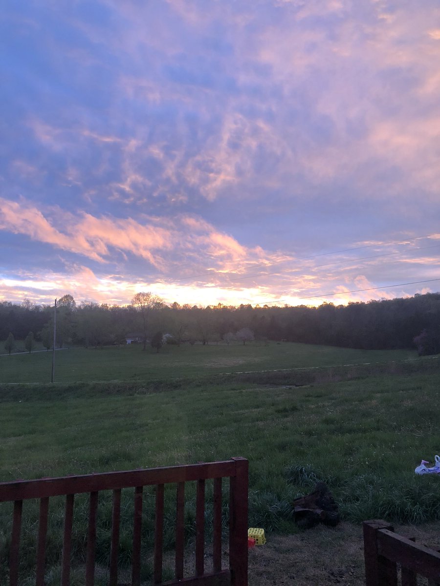 clarkjr2's tweet photo. @KevinHarned @WAVE3Weather @RyanHokeWAVE3 nice sky 40144 https://t.co/gzVkF2vO8Y