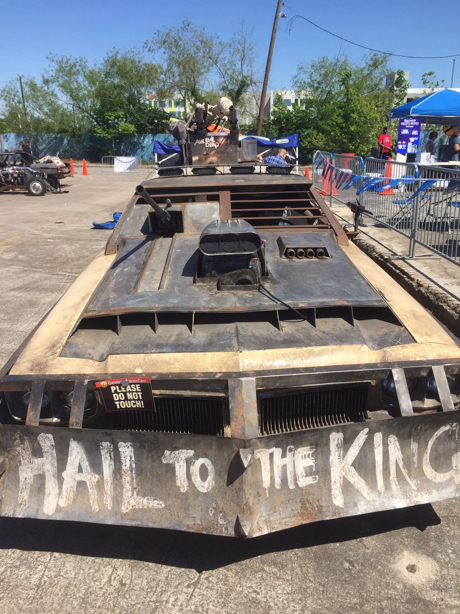 73Delta88's tweet photo. @SusanontheLedge #AshvsEvilDead maybe canceled, but this beautiful creature is still prowling around!! Next stop!!#texasfrightmareweekend https://t.co/BO6UMbnULN