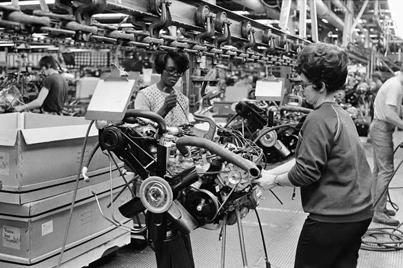 OldsClubAmerica's tweet photo. Assembling #Oldsmobile Rocket engines at the Lansing Plant in the 1970's. #Oldsmobile Always A Step Ahead, Can we build one for you? https://t.co/qS2Ov24oa8