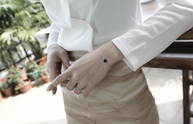 theshushop's tweet photo. ข้อมือคริสตัลดาว สีดำ เงิน 92.5 ราคา 200 บาท รหัส IN0129 ตัวนี้ได้มาน้อยมากก มีพร้อมส่ง 9 เส้นเท่านั้นนน  #พร้อมส่งชุช็อปข้อมือ ขนาด 15+5 เซน น่ารักมากกก เป็นคริสตัลเล็กๆ แล้วเป็นสีดำ เงามากกก https://t.co/7nsmz6JnbU