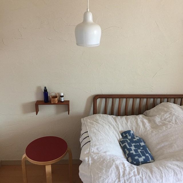 Nadegata_life's tweet photo. #bedroom #hotwaterbottle #artek #arteklighting #stool60 #lapuankankurit #linenbedding #svalefurniture #sembella #naptime #寝室 #アルテック #ラプアンカンクリ #湯たんぽ #人が来ない家 https://t.co/ML6p2FydI2 https://t.co/zf1Q5JvGwu
