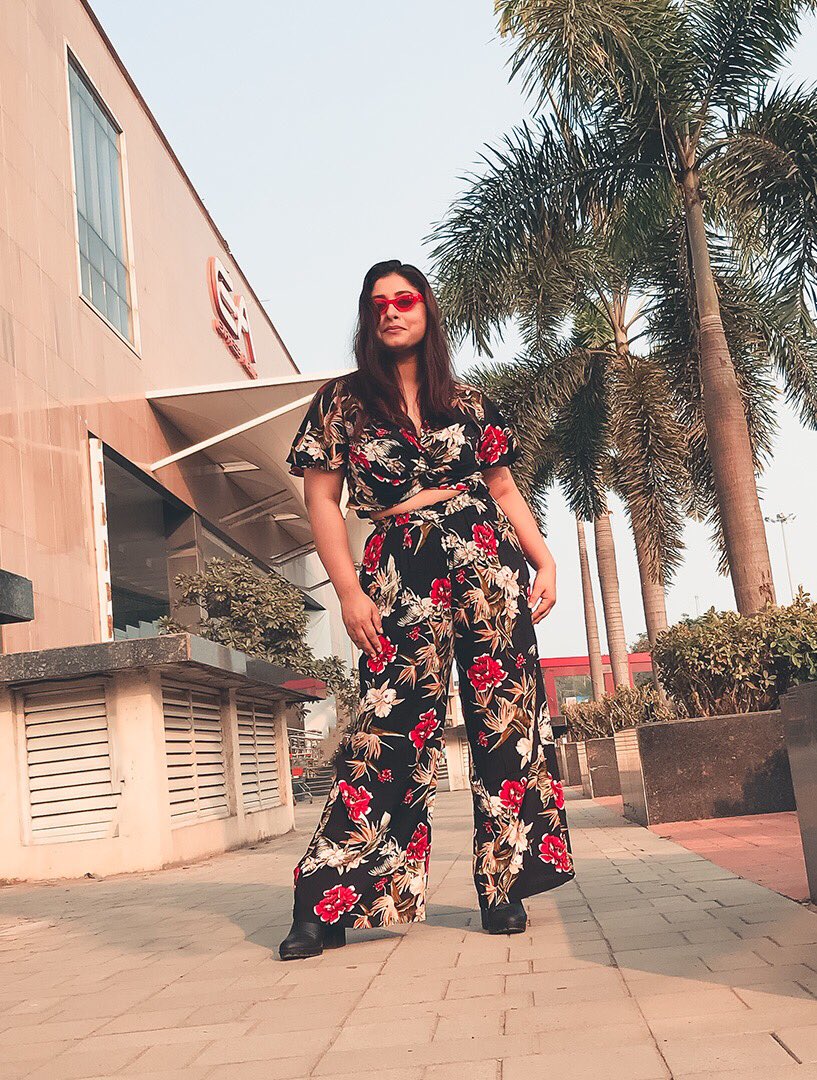 Happy Sunday! 
Have you yet checked my Summer lookbook in #blog?
#indianfashionblogger #beautybloggers #indianbeautyblogger #kolkatabeautyblogger #lifestyleblogger #indianlifestyleblogger #kolkatalifestyleblogger #indianblogger #fashionblogger #summerlookbook #summerlookbook2019