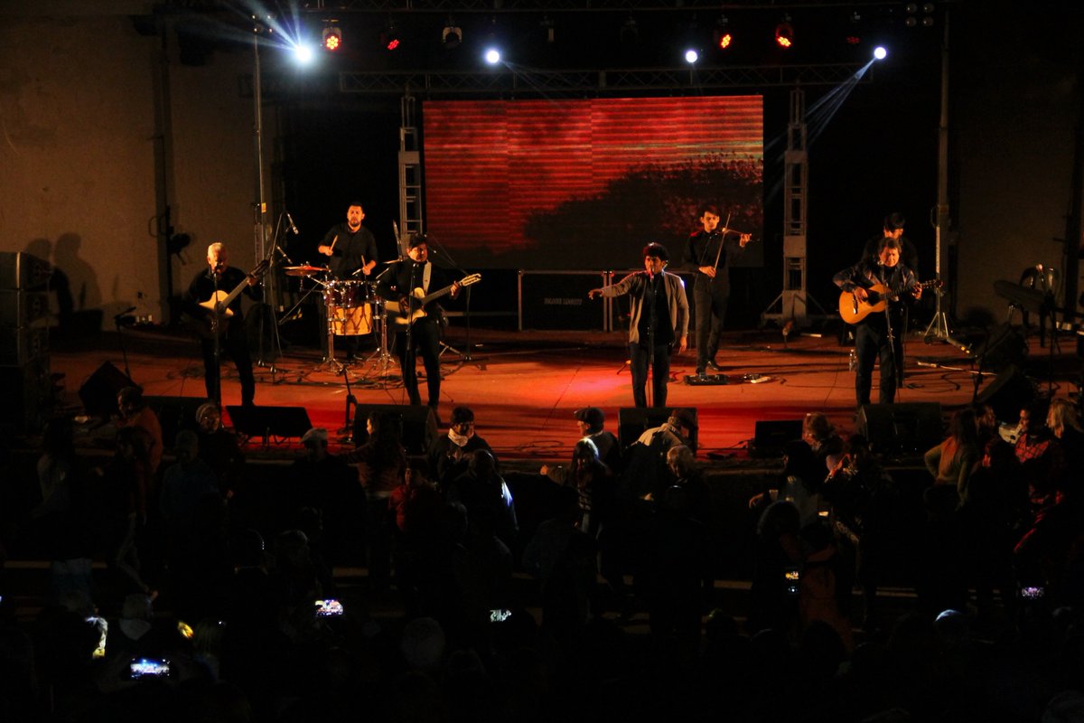 #Turismo | Al ritmo de <a href="/loscarabajal/">Los Carabajal</a>, el reconocido grupo santiagueño con más de 50 años en los escenarios del país, y con un Anfiteatro que desbordó de familias, el Parque Miguel Lillo volvió a sentir el folclore en la tercera noche de la #FiestaDeLaTradiciónGaucha #Necochea