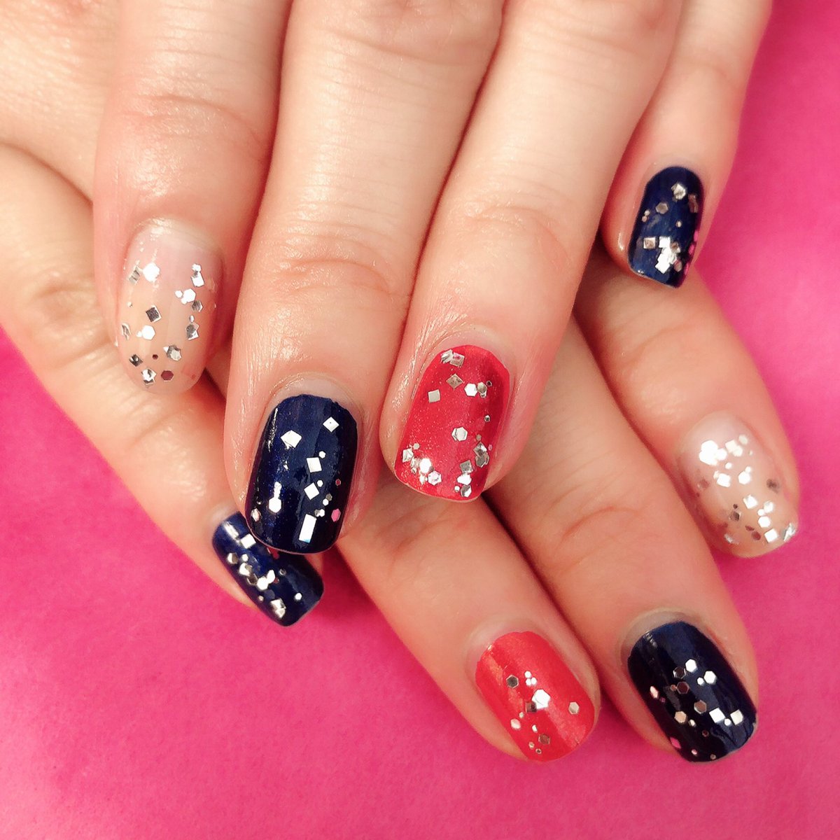 Uzivatel Anna Sui Cosmetics Na Twitteru ロックに弾ける シルバーラメ で 指先にアクセント クリアベースの グリッター なので 単色でもカラーに重ねても ネイルカラーa S107 S405 ネイルカラートッパー 005 アナスイ ネイル セルフネイル T Co