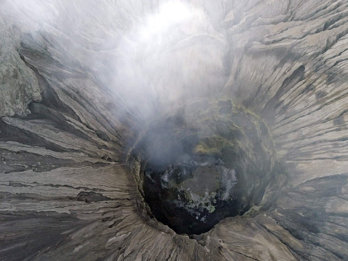 CaiusRinaldi's tweet photo. Drone shots of Mount Bromo volcano, in Indonesia. Crater shot has been cropped. My IG: caiusrin

#Wanderlust #Traveling #goexplore #wonderfulplaces #destination #travel #holiday #vacation #wonderfulindonesia #drone https://t.co/a97F2ZGFvC