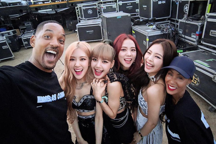 soompi's tweet photo. #WillSmith Says He And Jada Are Officially #BLACKPINK Fans https://t.co/J3oaH73xWQ https://t.co/b7qG881jWc