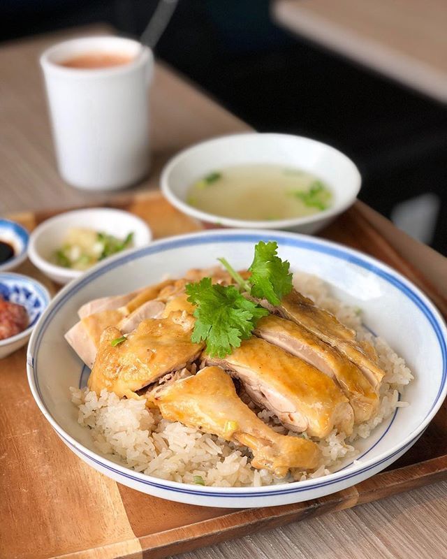 Hope everyone’s having a rice long weekend! 🍚 #shotoniphone
.
.
.
🍴Hainanese chicken rice w/ HK milk tea $11.95
.
.
#favcafe #hainanesechickenrice #hkfood #indonesianfood #hkcafe #chicken #chickenrice #hkmilktea #torontoinfluencer #asianfood #nycfood… bit.ly/2IGrGrP