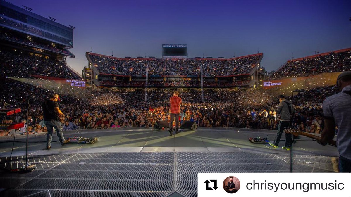 galvinrecords's tweet photo. #Repost @chrisyoungmusic
Wow... just wow..80,000!
#thanksgarth #Florida
📷: @jeffjohnsonimages https://t.co/qjZ5aL0C6w
