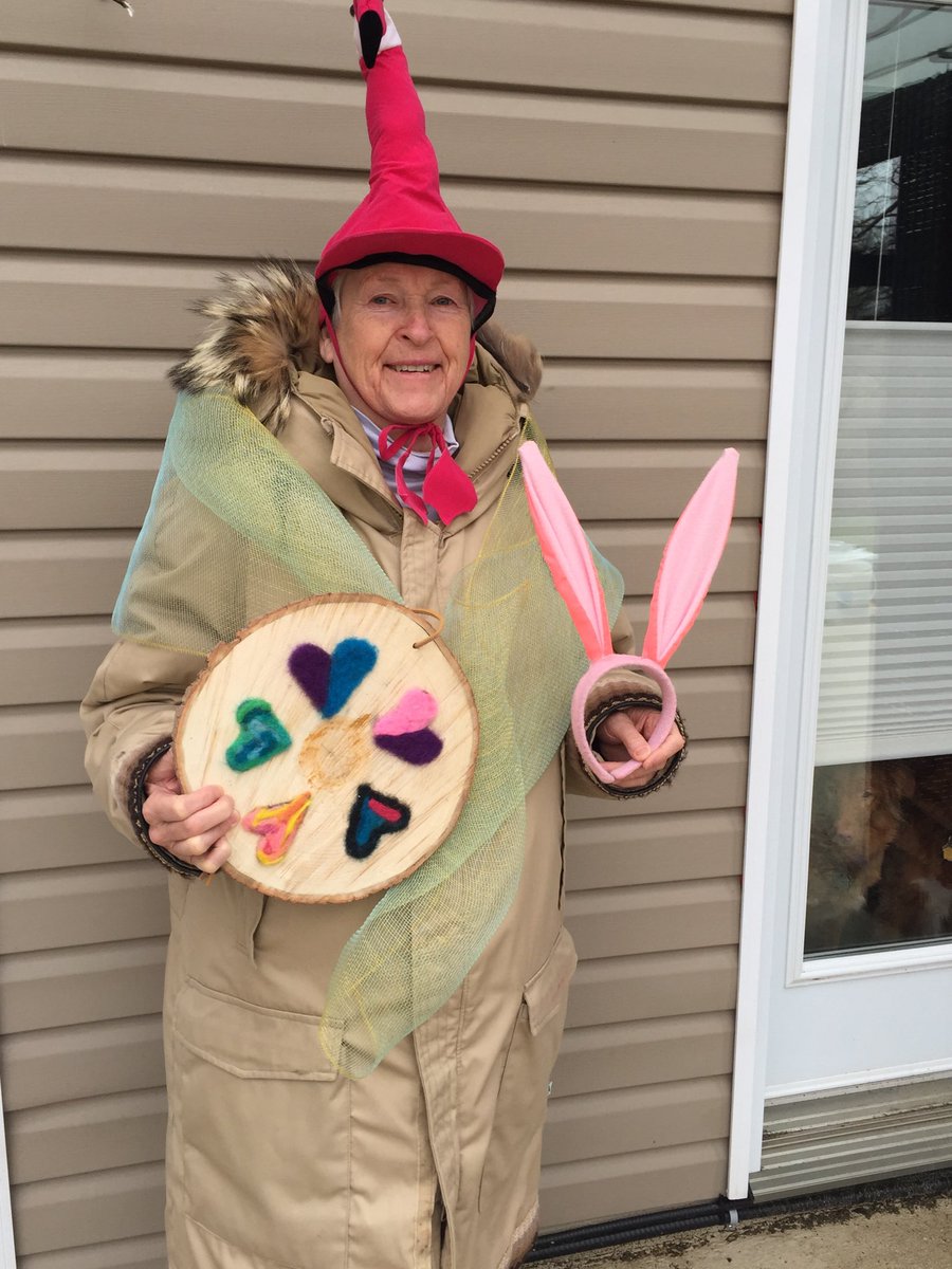 sparkyb1's tweet photo. Wow! Cold windy Easter Saturday as I dressed appropriately for a wee walk! #Easter #Parka #PinkFlamingo #BunnyEars #MetallicWrap #FeltedHearts on #Wood. #Fun #play #Props #TollerLilly in window #KeepWarm .@stgert @brkster @tollersandy @PeakMD ❤️🐇🐥🌷💝💨⛄️ https://t.co/XTZXGkzEEV