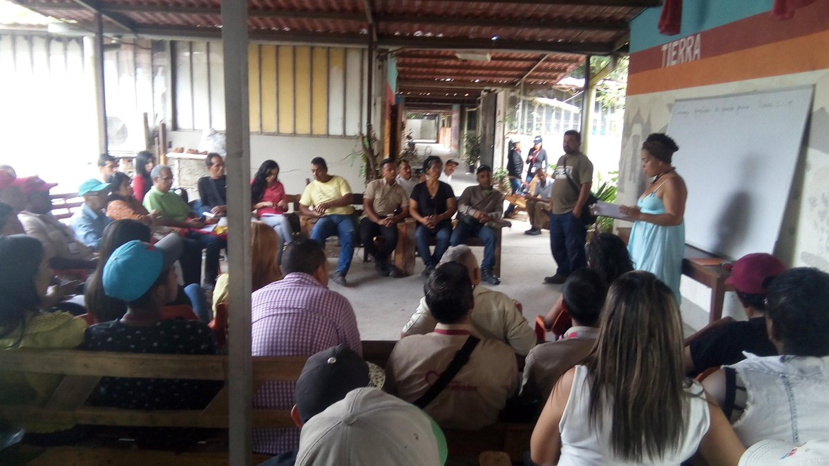 RepaezVencerem1's tweet photo. Formación: producción d #Porcinos cn trabaj.. d alimca, UBCH, Naguanagua, en la EPA Héroes d Canaima. Finalidad: consolidar 1 plan productivo #comunal d Porcinos q garantice proteína animal a el pueblo

@NicolasMaduro @PTMSNACIONAL 
 
#HenryEstamosContigo #SabadoDeGanarSeguidores https://t.co/XOkRiIrBOd