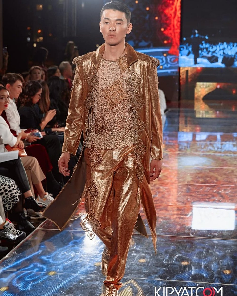DimashEurasian's tweet photo. A new collection from Zeken-moda Fashion House, presented at "Kazakhstan Fashion Week Nur-Sultan 2019", was dedicated to Dimash.
The collection received the name 'Voice of Dimash' 

 https://t.co/umSaI4XTfU https://t.co/YJHpZL7oW6