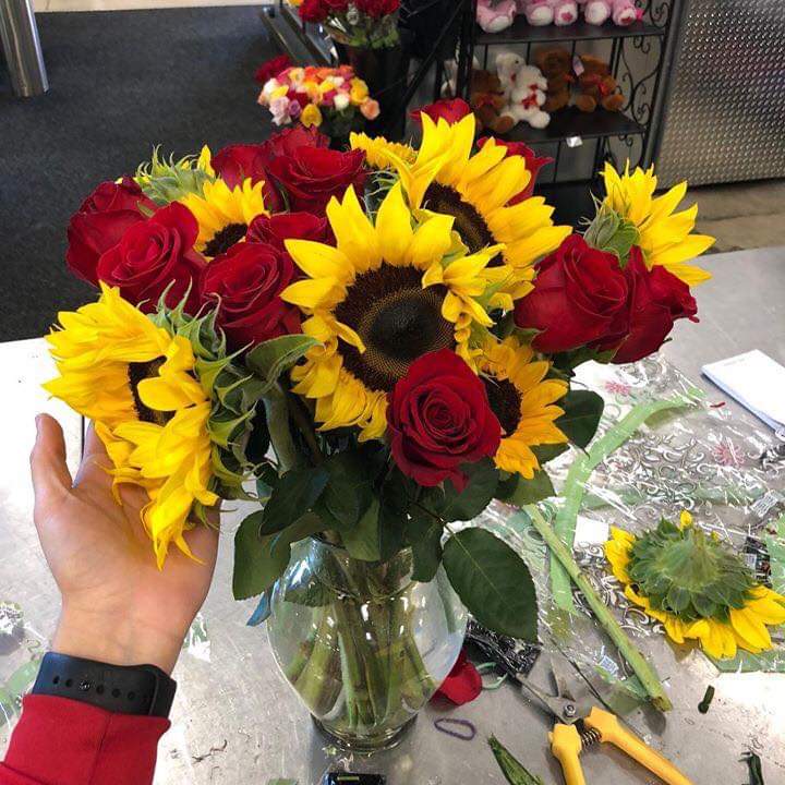 alivefelicity's tweet photo. 🌻🌹sunflowers and roses🌹🌻 https://t.co/L54b4GBJPE