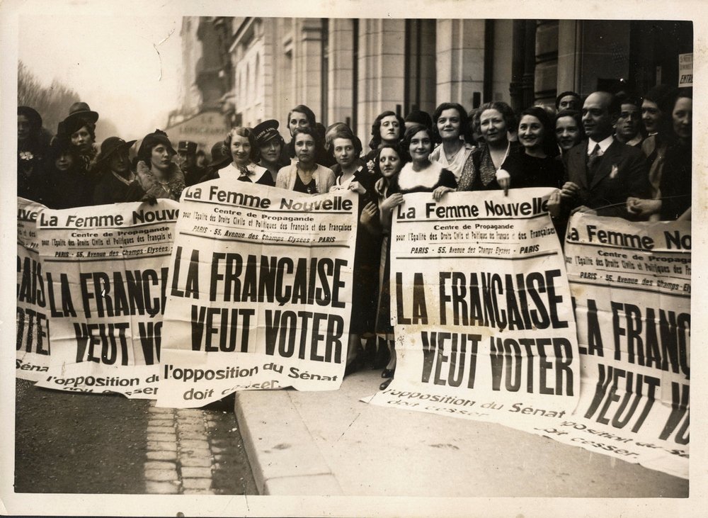 Il y a 75 ans, le 21 avril 1944, le droit de vote et d'éligibilité est enfin accordé aux femmes françaises, près d'un siècle après les hommes.
(Ordonnance du 21 avril 1944 portant organisation des pouvoirs publics en France)