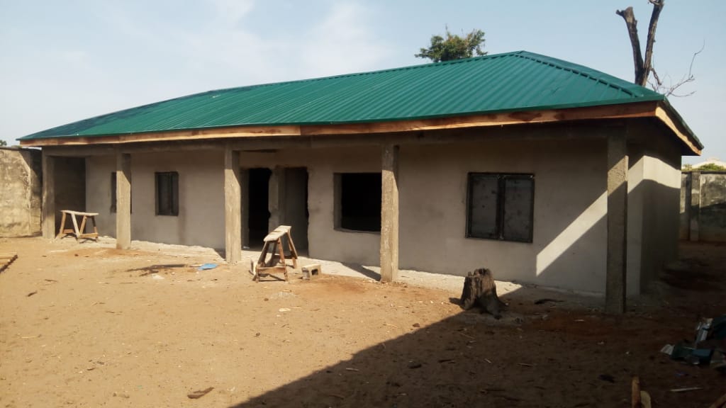 TrackaNG's tweet photo. We tracked the N6m allocated for the renovation and provision of classroom furniture central primary sch Lapia in Lapia LGA, Niger state. We report work ongoing during the team visit to the community. Public funds must work for the people. #GetInvolved  #2018ConstituencyProjects https://t.co/qDkzjaWCSm