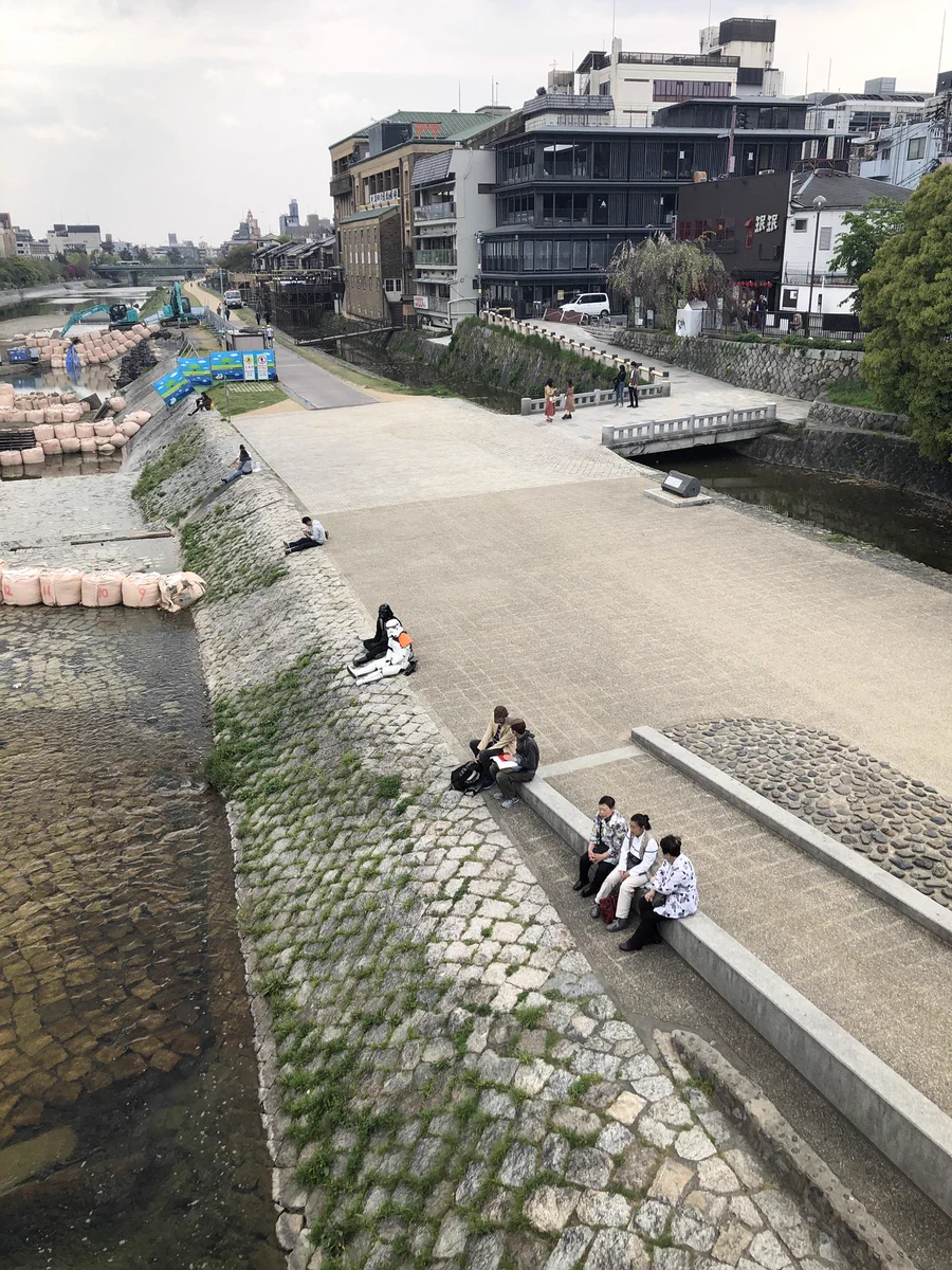 三条の河原にどえらいカップルがいるww色々と気になるのだがww