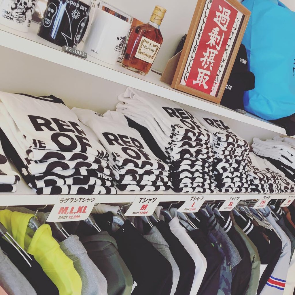 SNOT_SHOP's tweet photo. SNOT+BLACKSEEKERシルクスクリーンワークショップOPENしました🎨皆様是非お待ちしております‼️少量だけKIDS Tシャツもありますので是非どうぞ👶🏼👧🏼ご来場者全員にステッカーもプレゼント🎁12:00~21:00まで開催してますのでお見逃しなく👀🛍
#snotshop
#blackseeker
#workshop
#destiny
#magside https://t.co/JCCKZp7m5u