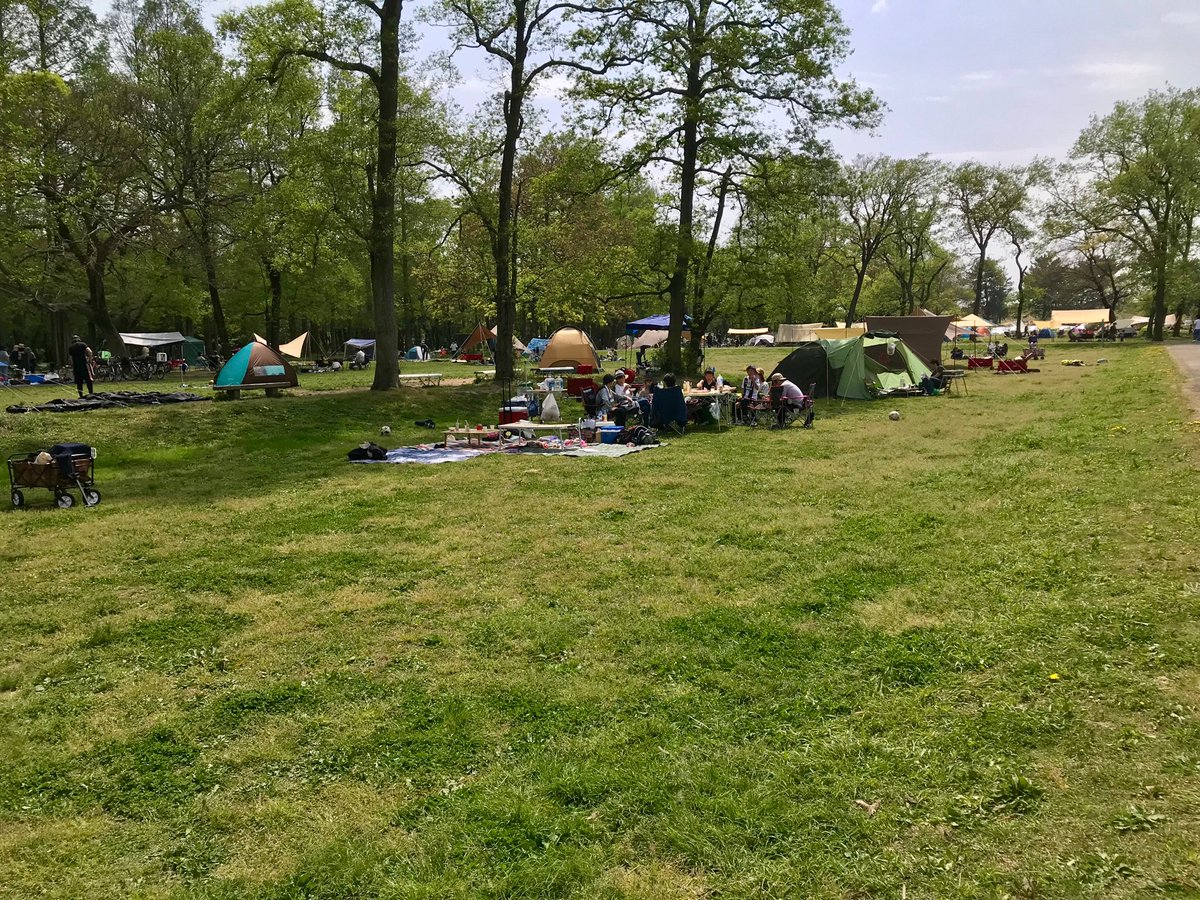 Moyashi やべえ流石に土日の秋ヶ瀬公園は難民キャンプぐらい埋まってる 駐車場パツパツ