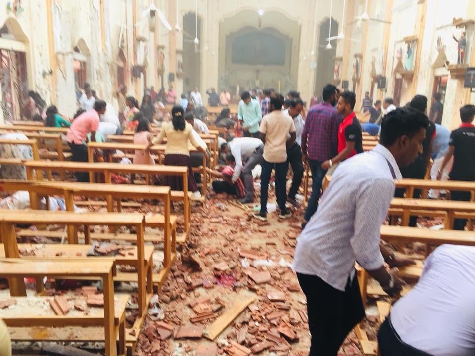 TheLogicalNews's tweet photo. 2 major Bomb blast at #Colombo Church during #Easter players, more than 34 wounded, More details Awaited.
#Srilanka #TerrorismoNuncaMás #ColomboChurch https://t.co/wCwF4599jd
