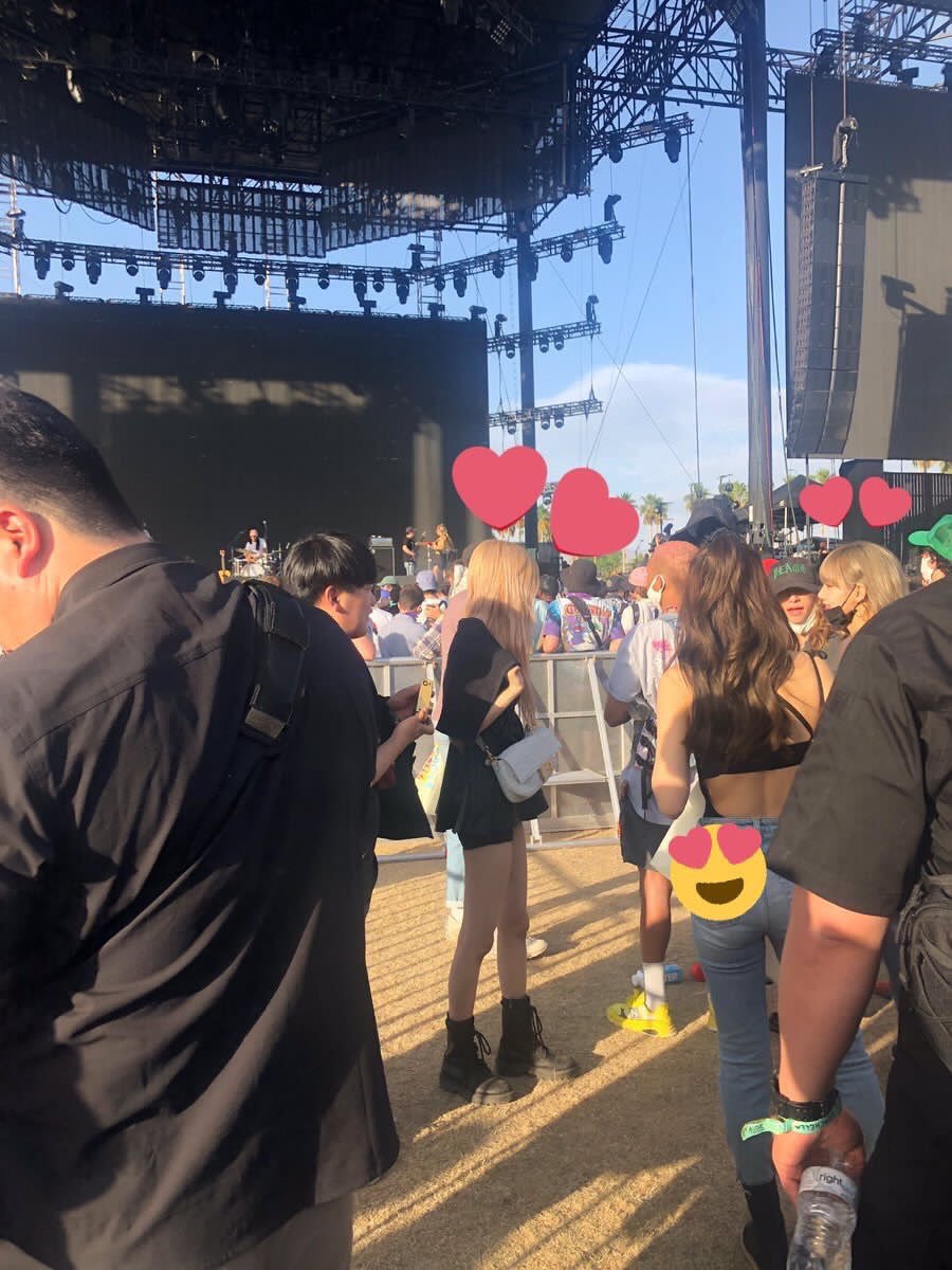 LlSAREA's tweet photo. The girls were seen in Coachella today, April 21! 

ctto 

#BLACKPINK #LISA #JISOO #LALISA #ROSÉ #JENNIE @ygofficialblink https://t.co/2TRwHzFDUD