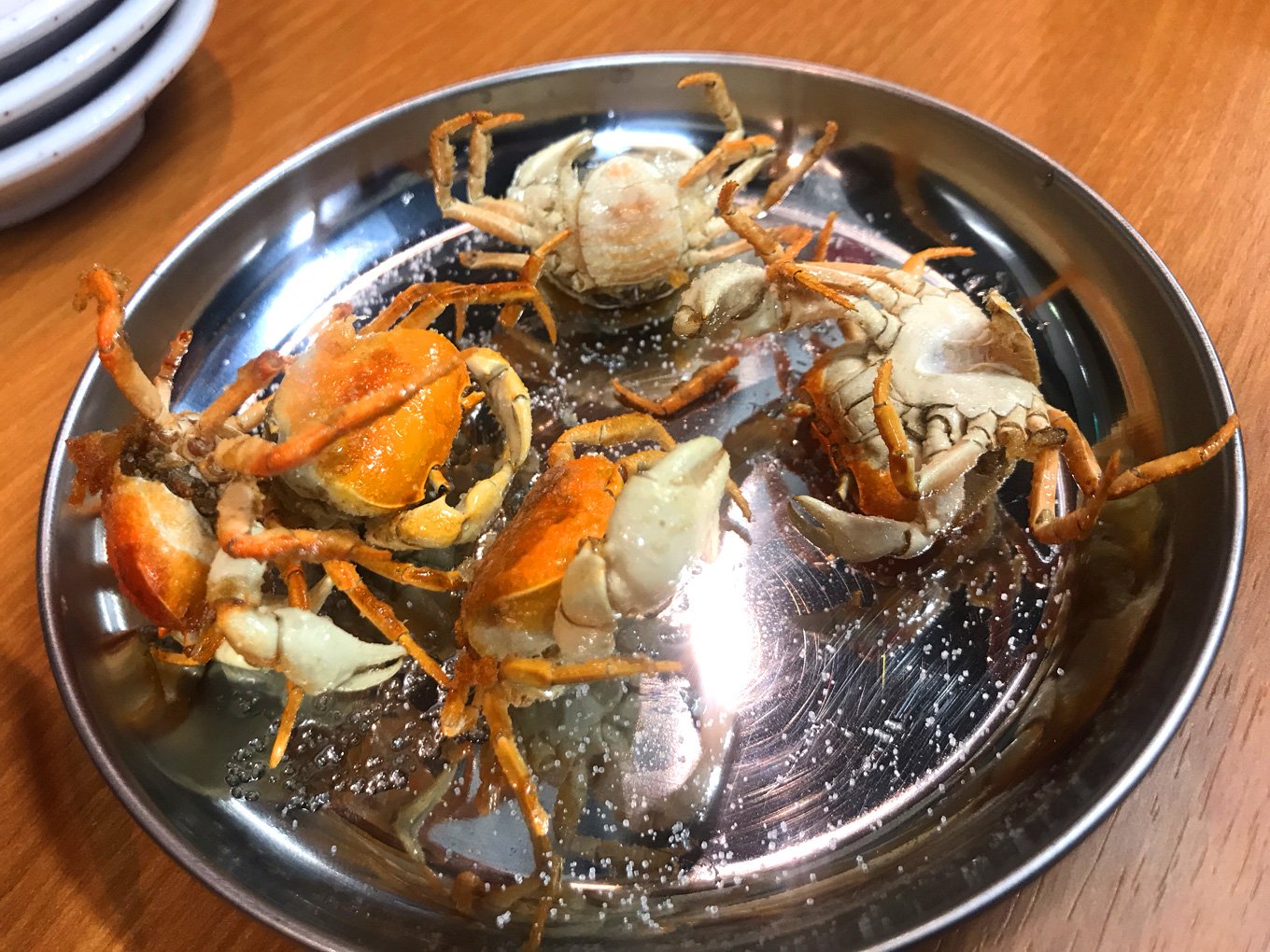 せんべろnet サワガニ釣りに挑戦 中野 神田屋 天狗系列の立ち飲みも座り飲みもできる居酒屋 サワー190円 つまみは唐揚げ100円 と気軽さが嬉しい サワガニ唐揚げを注文すると サワガニ釣りを体験することも出来たりして 楽しく美味しい時間