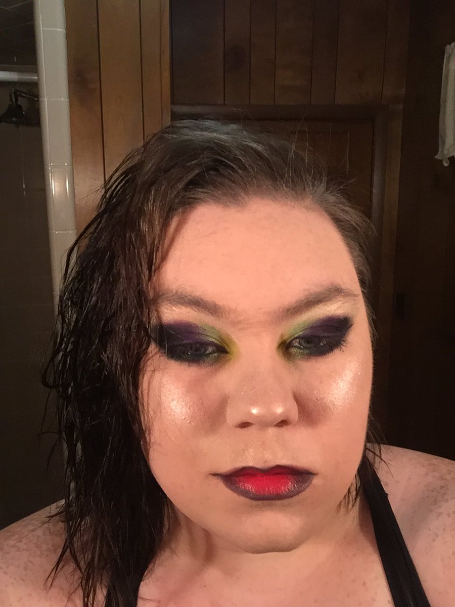 InspireEntoan's tweet photo. A little Joker inspired look using the @JeffreeStar Alien palette https://t.co/FMfy6cfu06