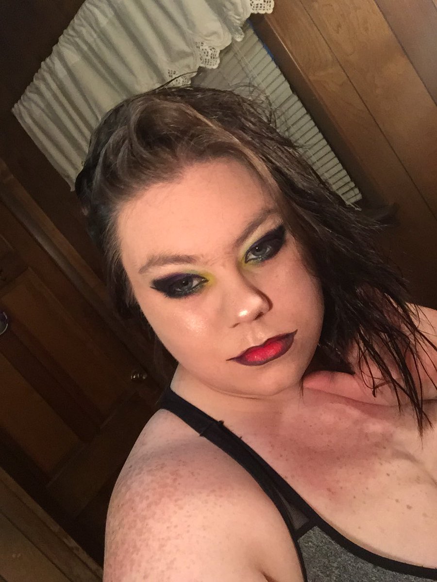 InspireEntoan's tweet photo. A little Joker inspired look using the @JeffreeStar Alien palette https://t.co/FMfy6cfu06