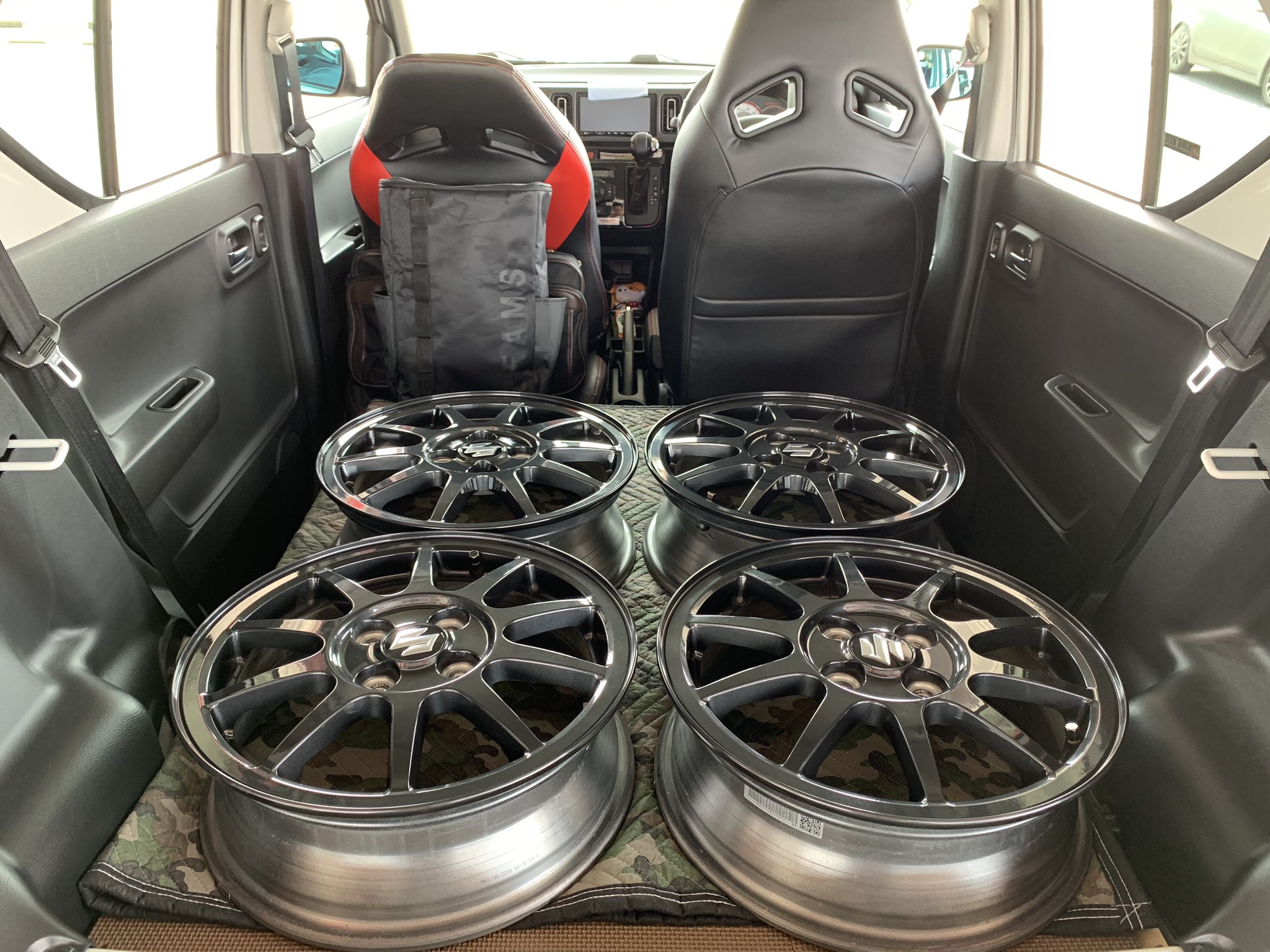 Yoyo Orz アルトワークスバン車中泊仕様 助手席を逆向きにしました 余裕でまっすぐ寝られますw シートを倒したドライブモード 前に移動して車中泊モード 助手席で足を伸ばして休憩も可能 荷物たくさん積めます T Co Ieyqlrmzia Twitter