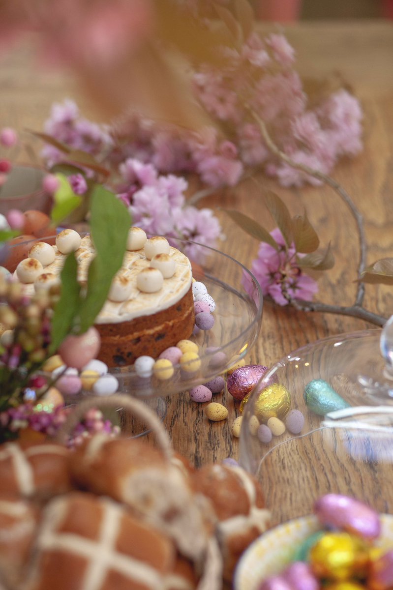 Kinfolk2017's tweet photo. “For I remember it is Easter Morn and life and love and peace are all new born” - Alice Freeman Palmer.  Still mesmerised by our Easter installation 💛 #stylist #photographer #freelance #stylingshoot #easter #spring #lacreuset #wreath #newbeginings #reborn @_airshack https://t.co/vfXTsr5YBr