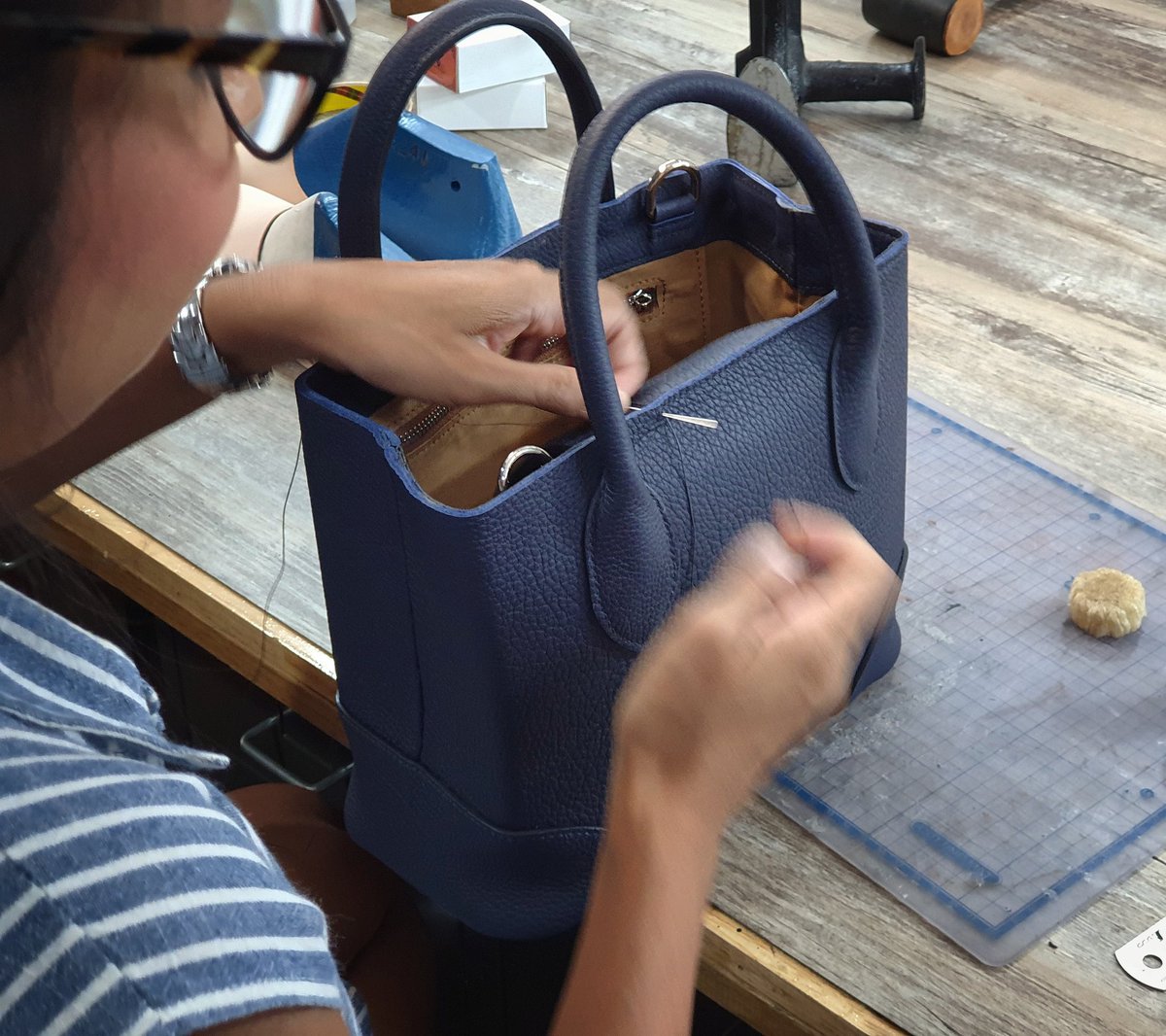 craftsmangus's tweet photo. my wifu and her new #handbag in #togoleather #craftsmangus #craftsmangusetsy #leatherbagpattern #LeatherAddict #leatherbaghandmade #leathercrafts #leatherworker #handmadeleathergoods https://t.co/v25DtWERzv