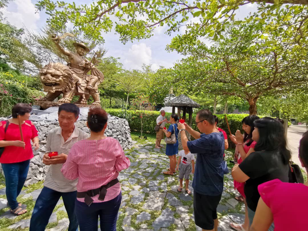 tsemtulku's tweet photo. More and more people are coming to worship Dorje Shugden: https://t.co/JITaCD9H52

#eightfoldpath #Theravada #om #pendant #necklace #handmade #chakras #chakra #buddhists #sanskrit #healing #chakrabalance #meditation #art #artwork #illustration #drawing #painting #WatPho https://t.co/1fm7qO0FwA