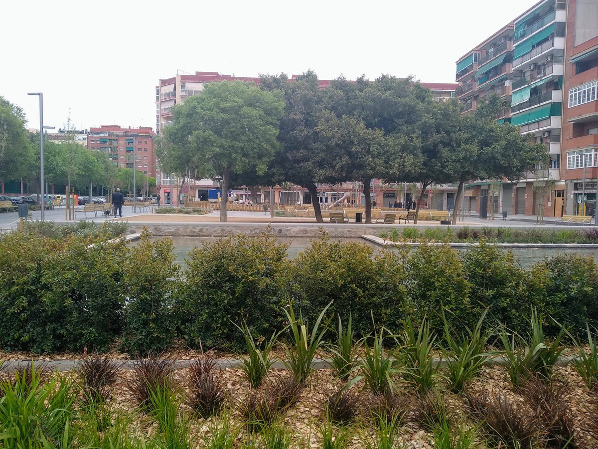 elPratenComu's tweet photo. 👫217 persones del barri van decidir com volien que fos la Plaça de Joan Salvat Papasseit i aquest és el resultat!😍

⛲Un espai públic verd nou a la nostra ciutat i dissenyat participadament!

#elprat #elpratmola #encomu https://t.co/qxfvU7BsCW