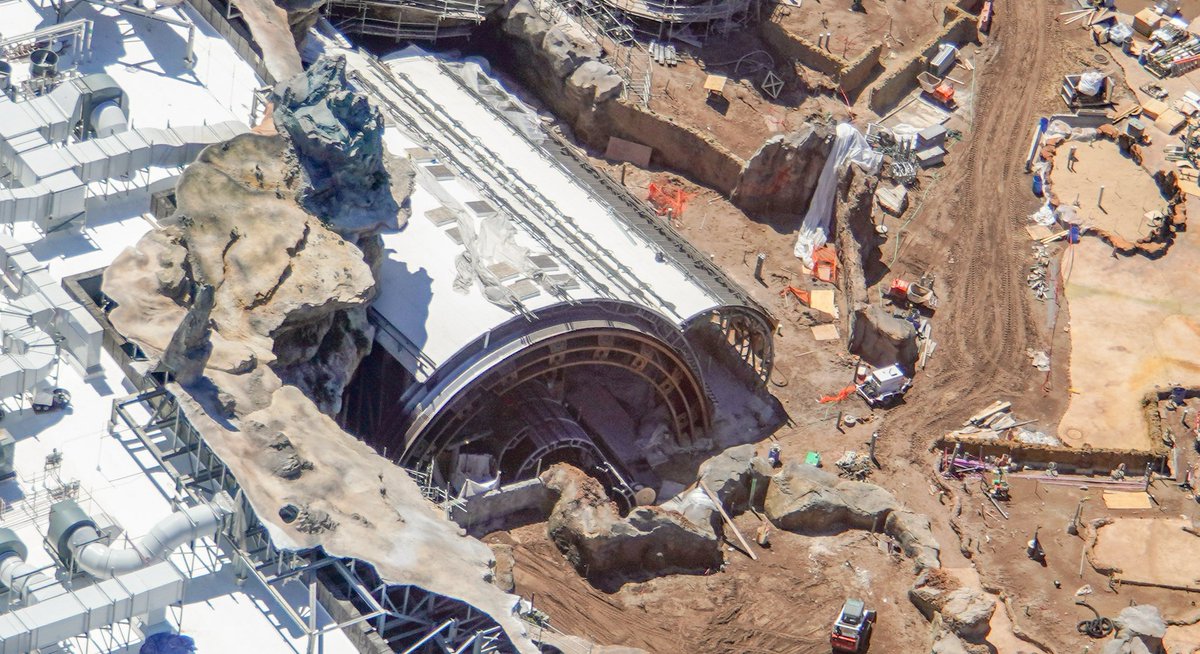 bioreconstruct's tweet photo. Aerial view of the primary themed structure at the Rise of the Resistance. Scrims off. Also notice elevation changes at walls. https://t.co/Q5XFIgL0ez