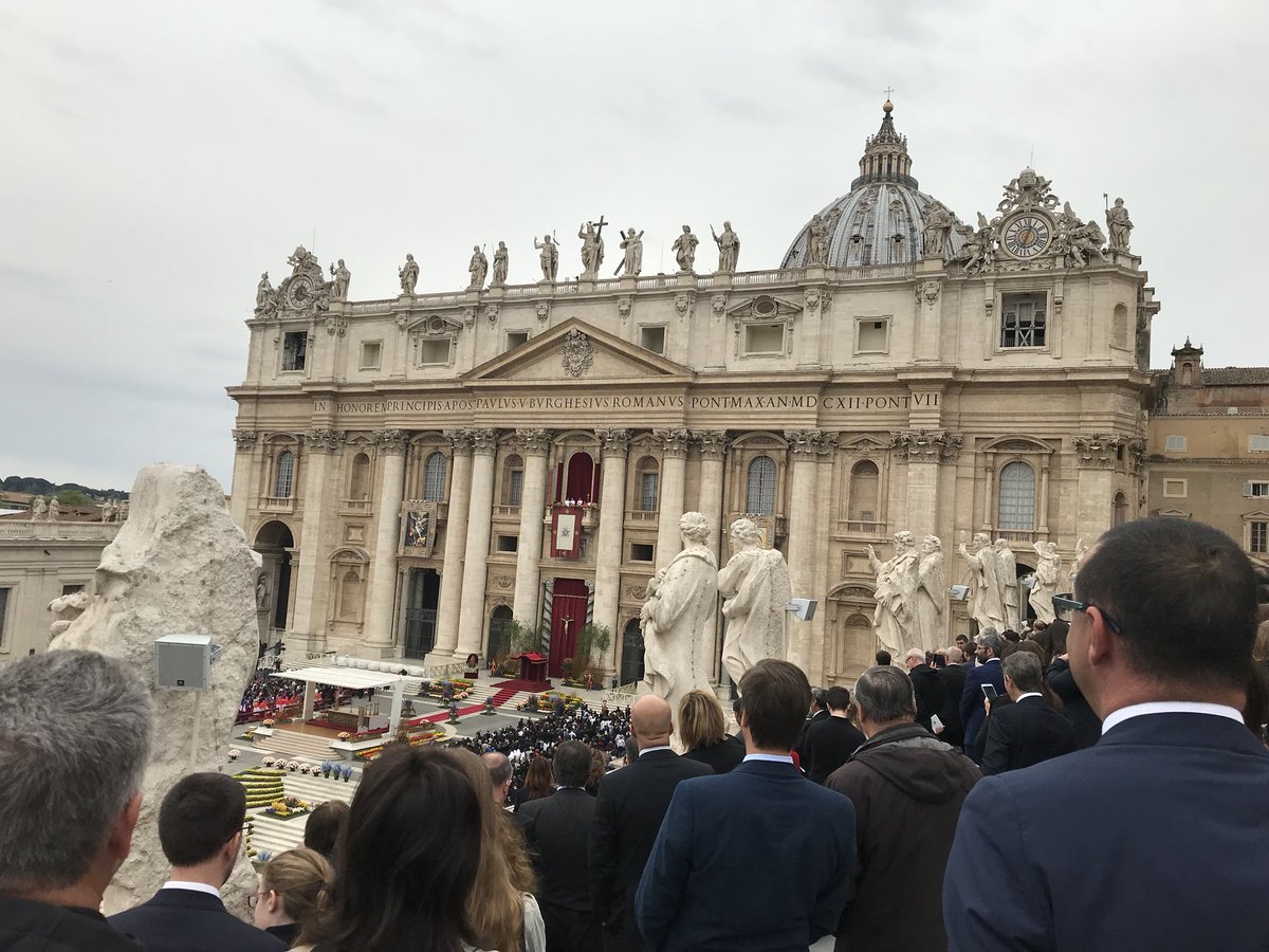 SallyAxworthy's tweet image. Pope Francis prays for the victims of the attacks in Sri Lanka during his Easter message.